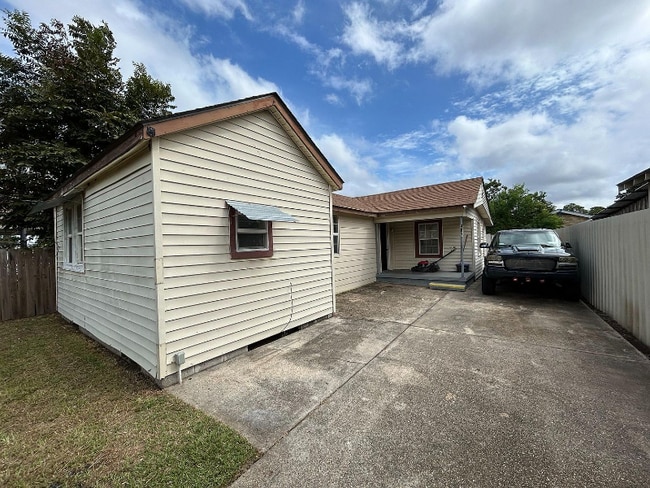 Building Photo - 907 Allo Ave