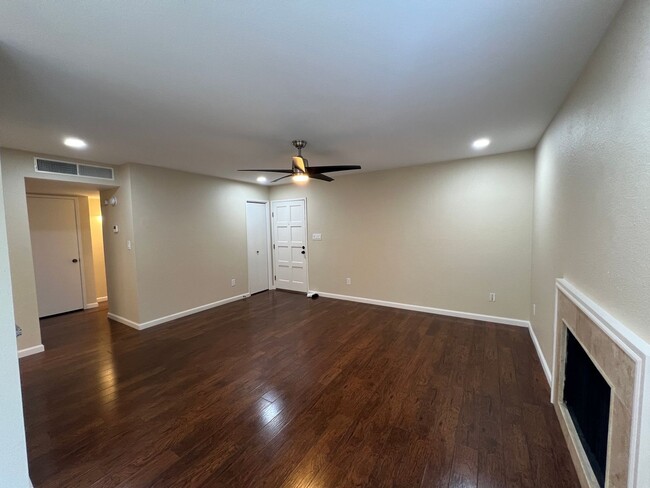 Building Photo - 2-bedroom single story condo located in de...