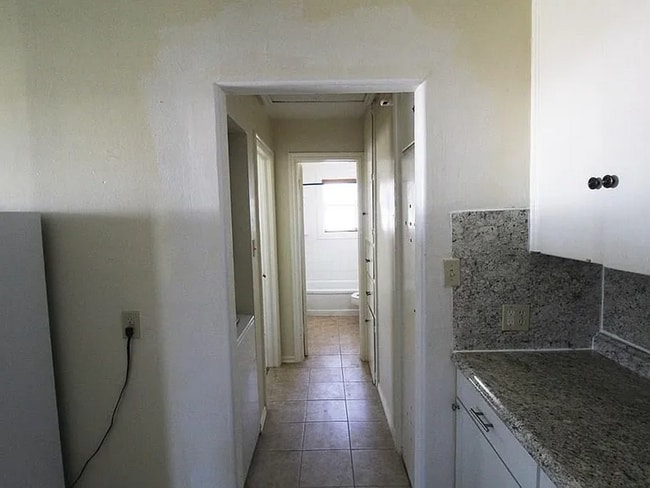 Building Photo - 1-Bedroom Duplex on Corner Lot – Near Midw...