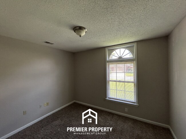 Building Photo - Large 5BR/3.5BA Home in 38125 | 2,541 Sq Ft, Vaulted Ceilings & Covered Patio