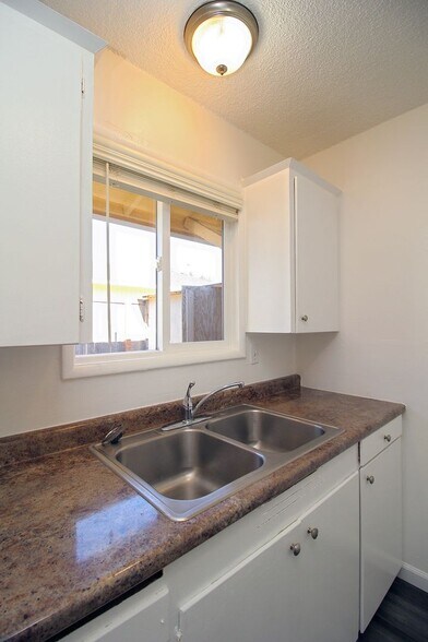 Building Photo - 6213-6217 SE Fern Ave