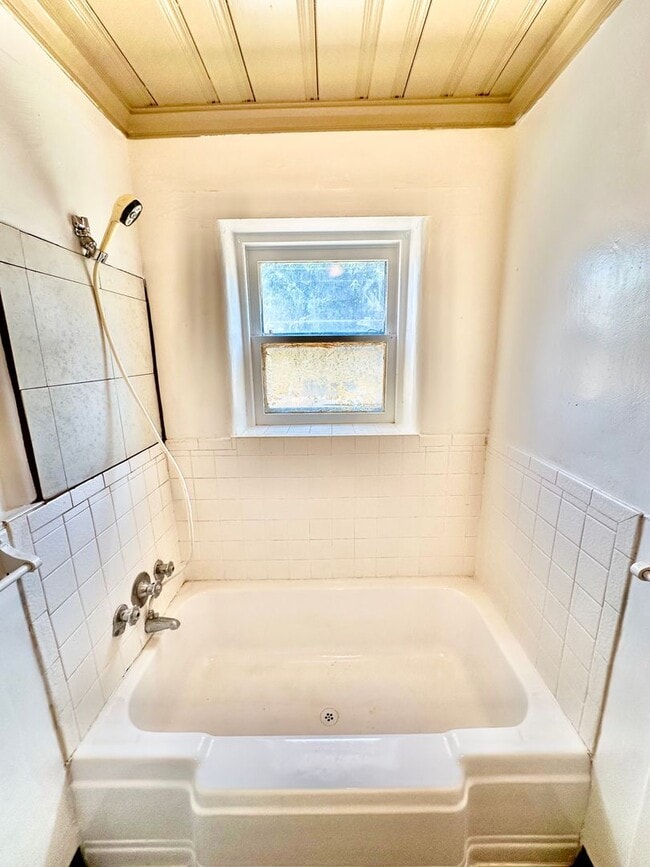 Building Photo - Fully Renovated West Fresno 4/2