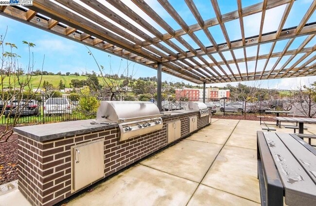 Building Photo - 25350 Parklane Dr