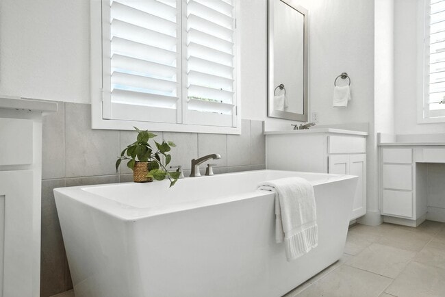 Building Photo - 220 Corazon