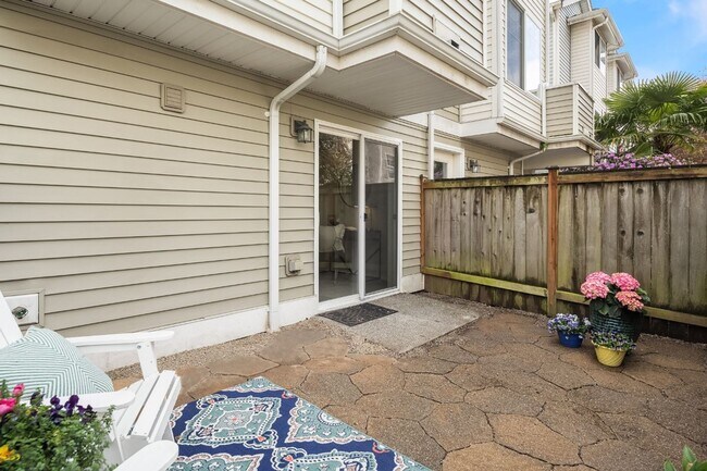 Building Photo - 3Bd/2.25Ba Seattle Townhouse