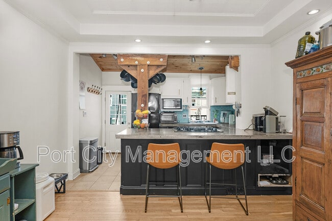 Building Photo - 210 S Bouldin St