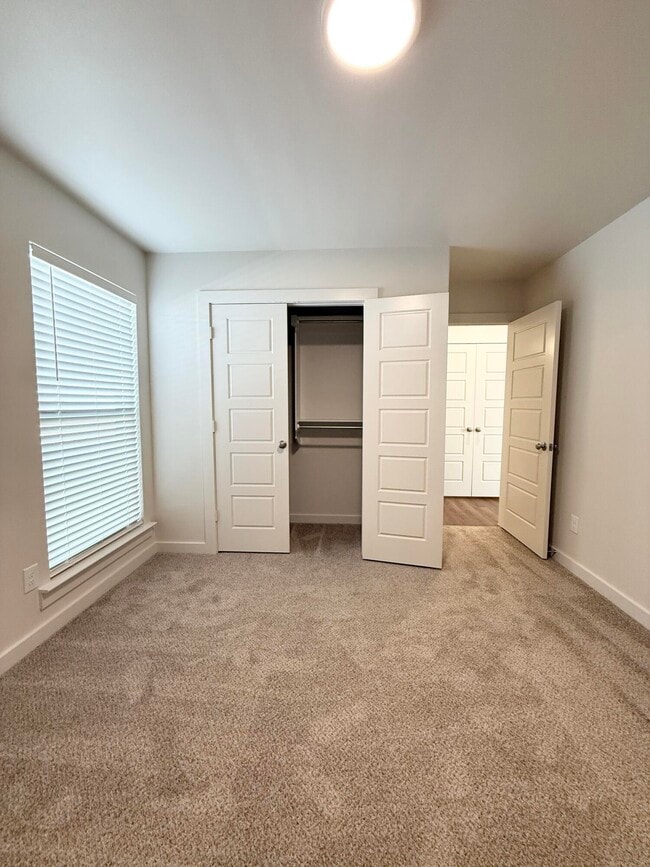 Building Photo - 1615 N Clinton Ave