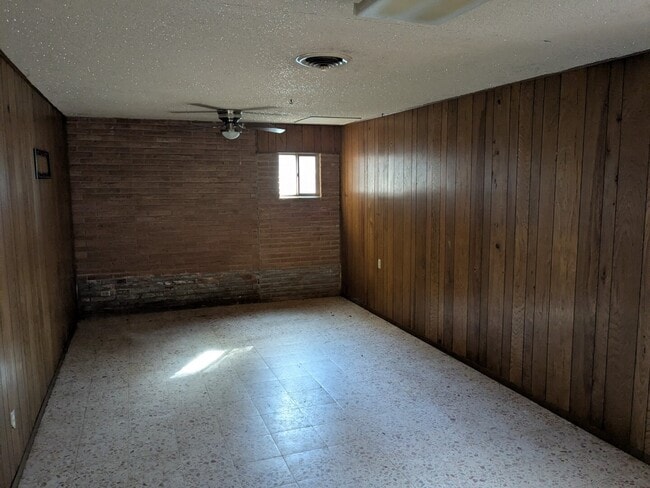 Building Photo - 1439 N Alamo Rd