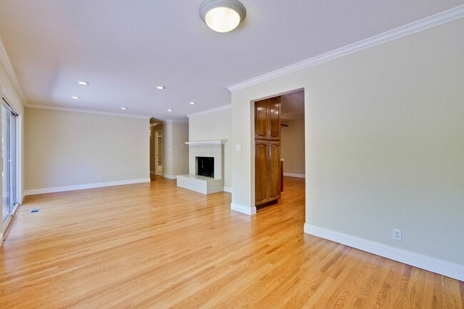 Building Photo - Spacious Home l Massive 12,525 Sq Ft Lot l...
