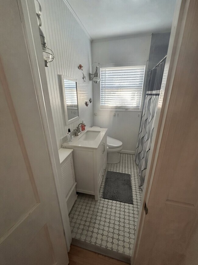 Building Photo - 1407 Sunset Dr