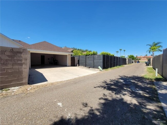 Building Photo - 417 E Bluebird Ave
