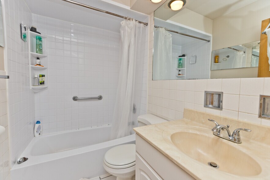 Building Photo - 420 W Aldine Ave