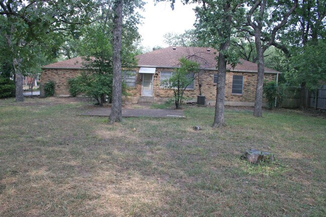 Building Photo - Lovely 3 Bdrm 2 Bath Home in Denton Texas w Large Shaded Yard