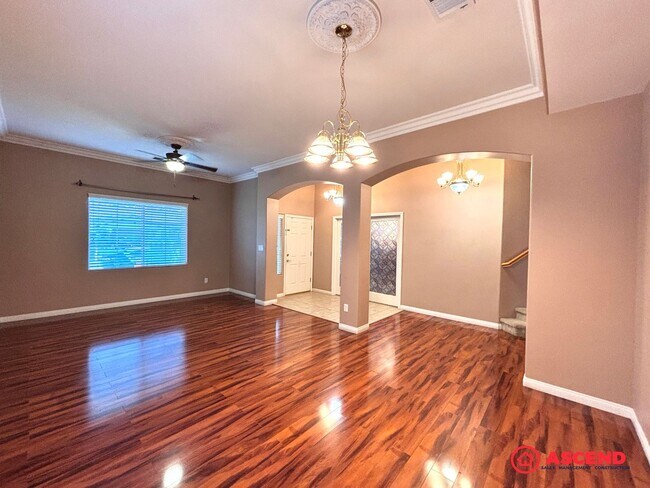 Building Photo - Lovely 5 Bedroom Home In River Oaks Area!