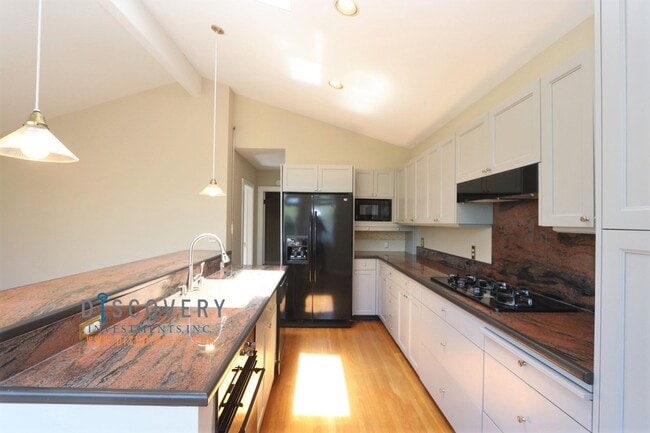 Building Photo - Piedmont Home with Bedroom Suite and Enclosed Yard