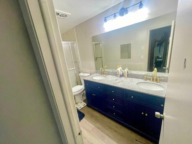 Building Photo - 4000 Del Rio Way