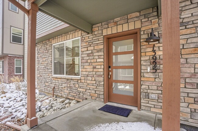 Building Photo - $3,330.95 with $300 off the first month's Rent - 4 Bedrooms, 3.5 Bathrooms, Townhouse in Broomfie...