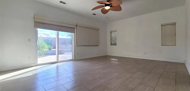 Building Photo - Hidden gem in prestigious community of Palm Desert - Convineant to access from everywhere.