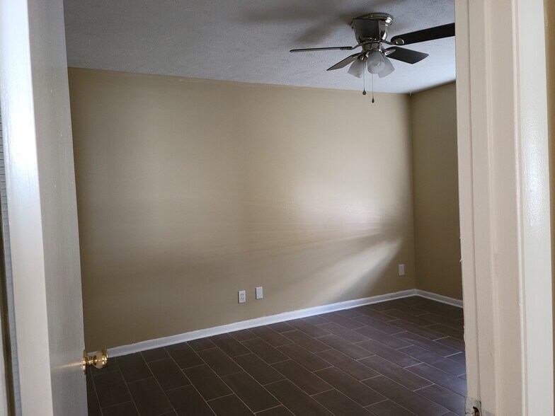 Building Photo - 8176 Old English Dr