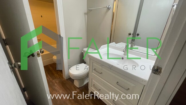 Building Photo - Freshly Updated 2nd Floor Condo