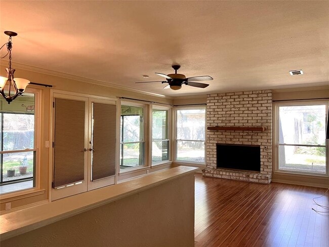 Building Photo - 10608 Spicewood Club Dr