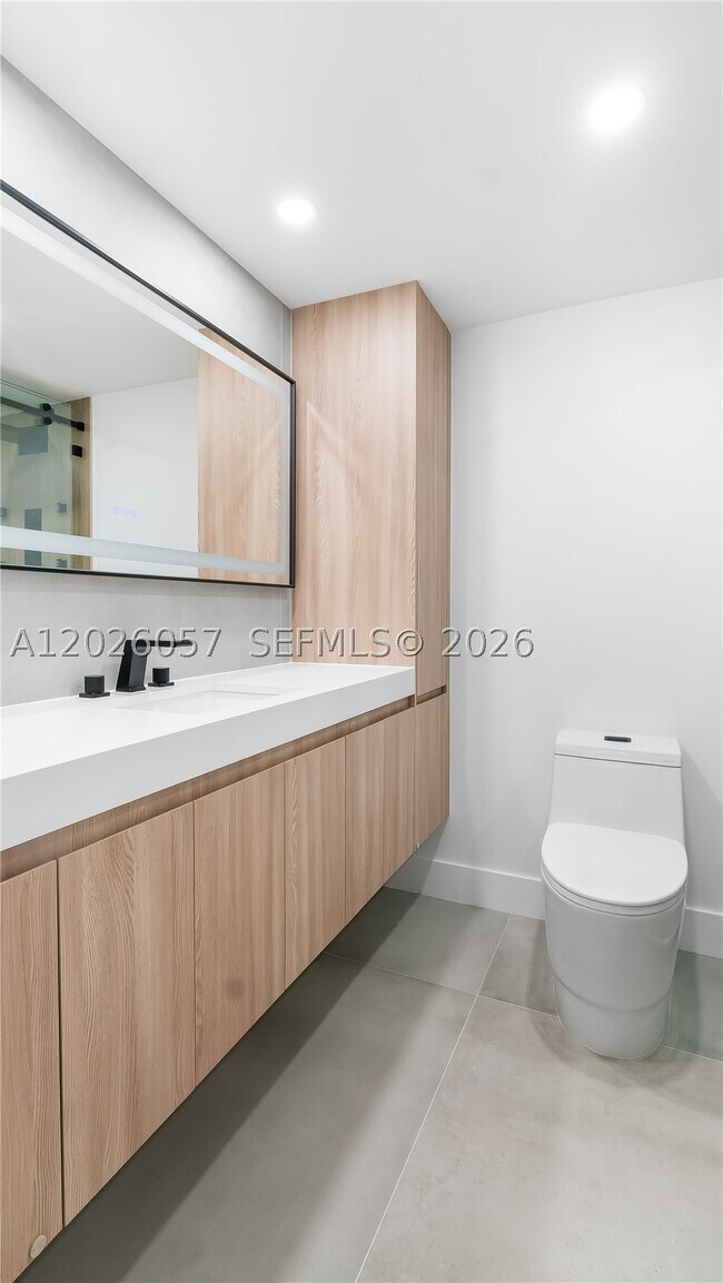Building Photo - 2539 S Bayshore Dr