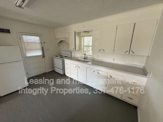 Building Photo - 105 N Cemetery St