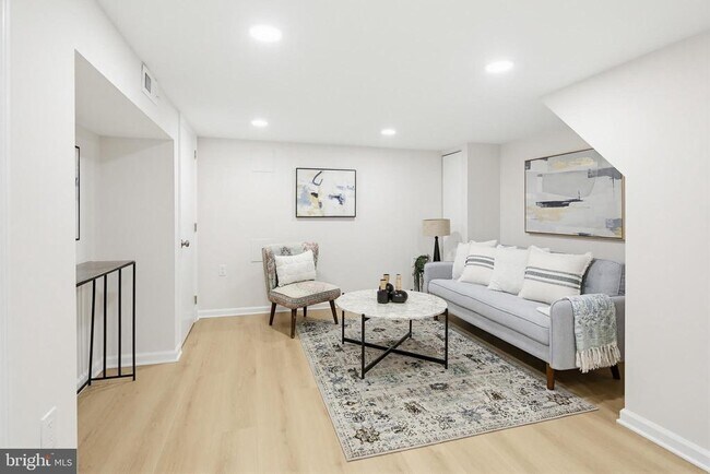 Building Photo - 843 E Lombard St