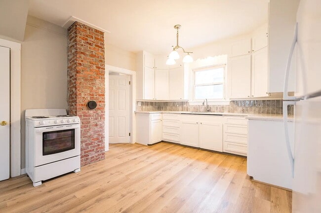 Building Photo - Beautiful 2-Bedroom Apartment – Quiet, Private Setting in Westbrook