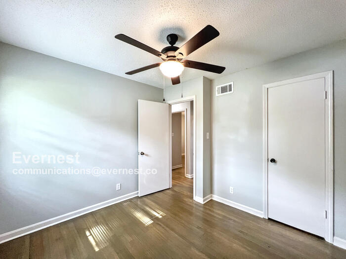 Building Photo - 8549 Southaven Cir W