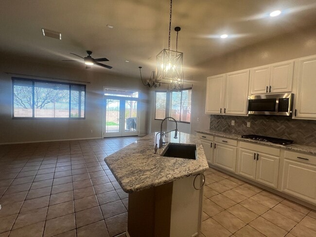 Building Photo - ATTRACTIVE SANTA FE 3 BEDROOM IN VAIL SCHOOL DISTRICT.