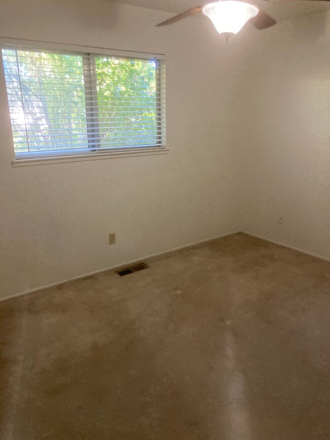 Building Photo - 960 Arrowhead Dr