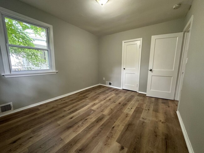 Building Photo - Two-Bedroom Home In Rosedale