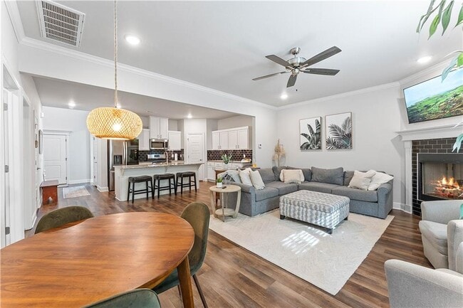 Building Photo - 4407 SW Bison St