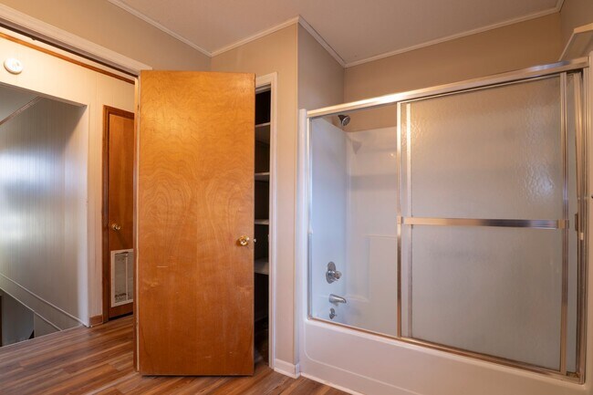 Building Photo - 4 Bedroom, 2 Bathroom Home in Greene County, TN