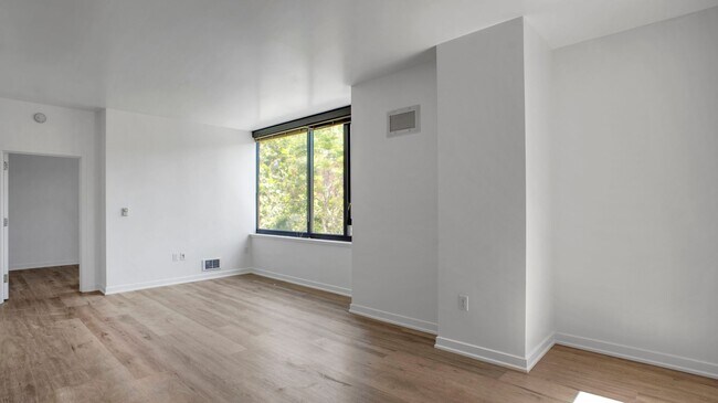 Building Photo - 250 King St