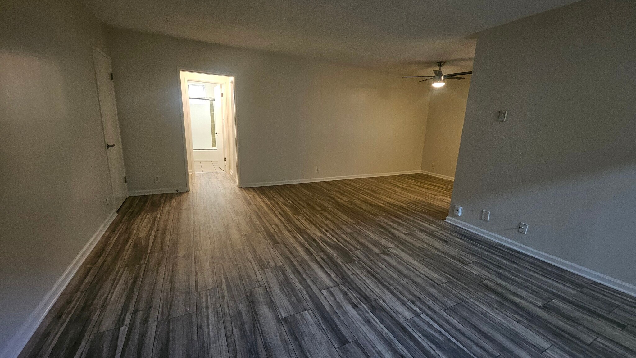 Building Photo - 2130 N Beachwood Dr
