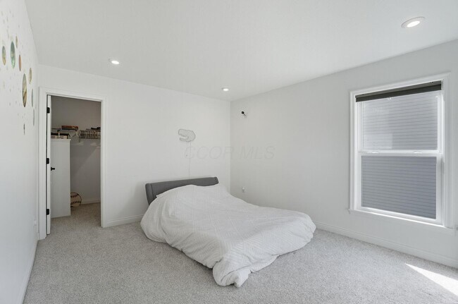 Building Photo - 6060 Lavender