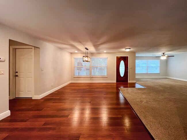 Building Photo - 1858 Oak Park Dr S