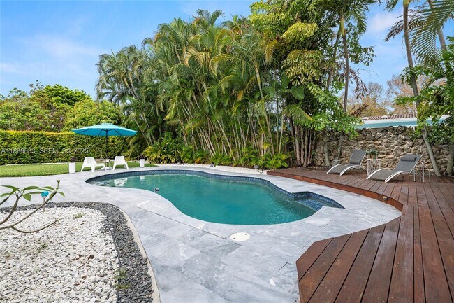 Building Photo - 425 NE 114th St