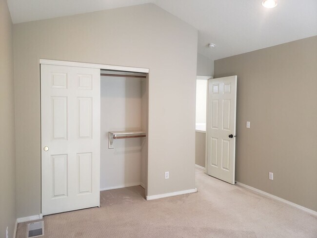 Building Photo - Wonderful John's Landing Updated Townhouse...