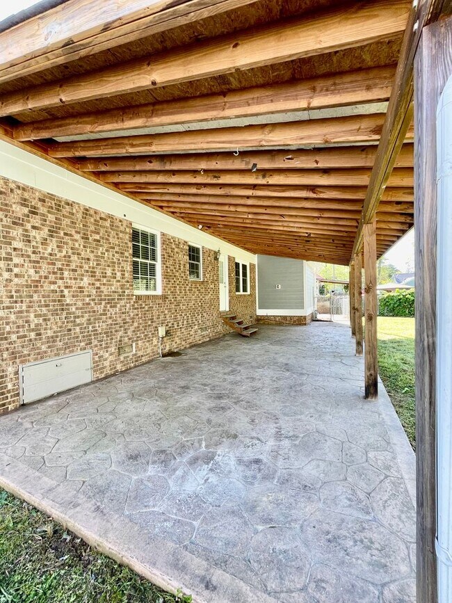 Building Photo - Welcome to view, a charming 4-bedroom, 2-bathroom home located in the heart of Charlotte, NC.