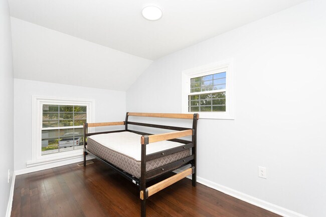 Building Photo - 2576 Plainfield Rd