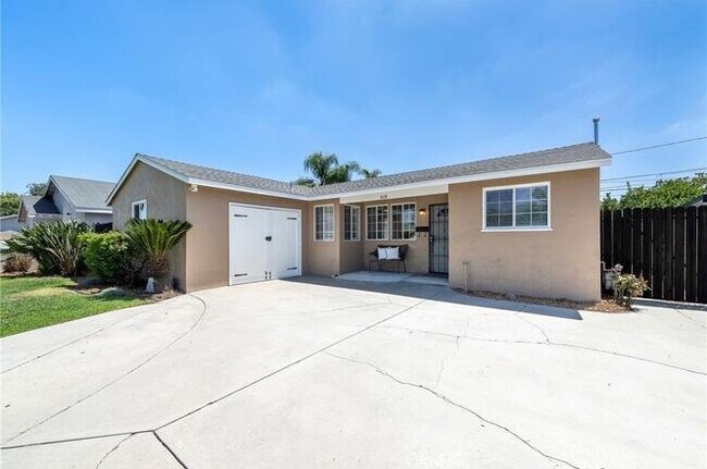 Building Photo - 618 S Pine Dr