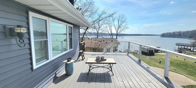 Building Photo - Lake views!