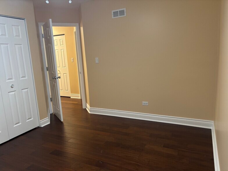 Building Photo - 1741 W 18th Pl