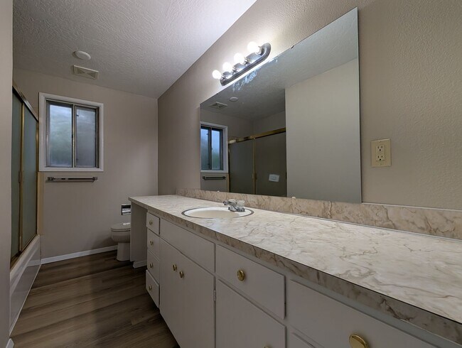 Building Photo - Bright 3 bedroom/ 1 bathroom Duplex with a fireplace and covered parking!