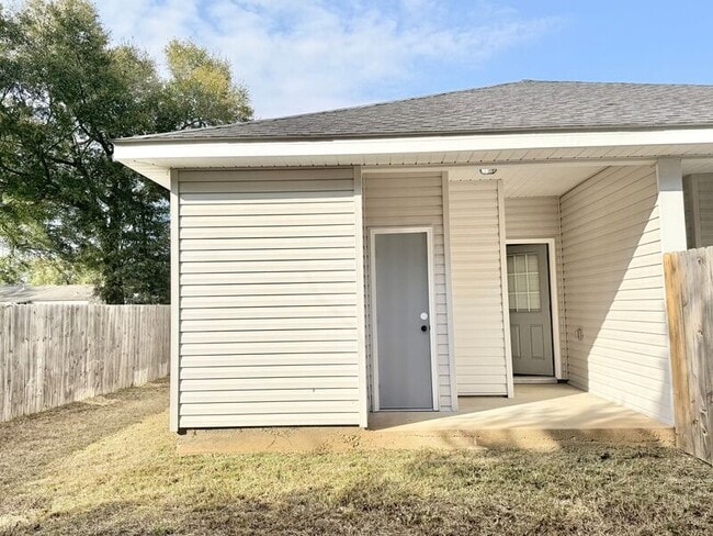 Building Photo - 751 Lloyd Alley