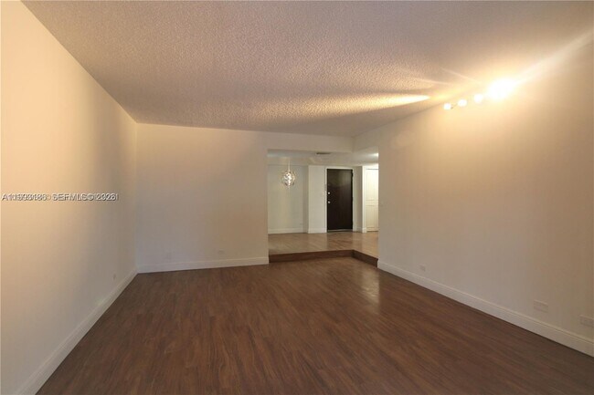 Building Photo - 3690 Inverrary Dr