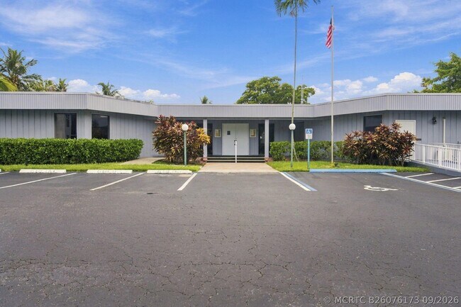 Building Photo - 113 Royal Pk Dr